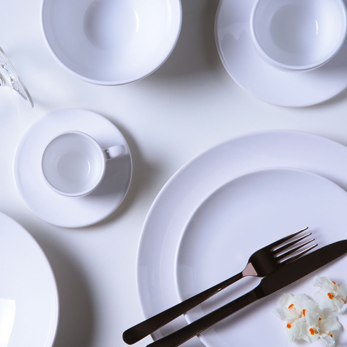 Patronato Shopping - Aparelho de Jantar 42 peças em Porcelana Branca com  Bordas Douradas - Aparelhos de jantar e pratos - Mesa posta - Mesa